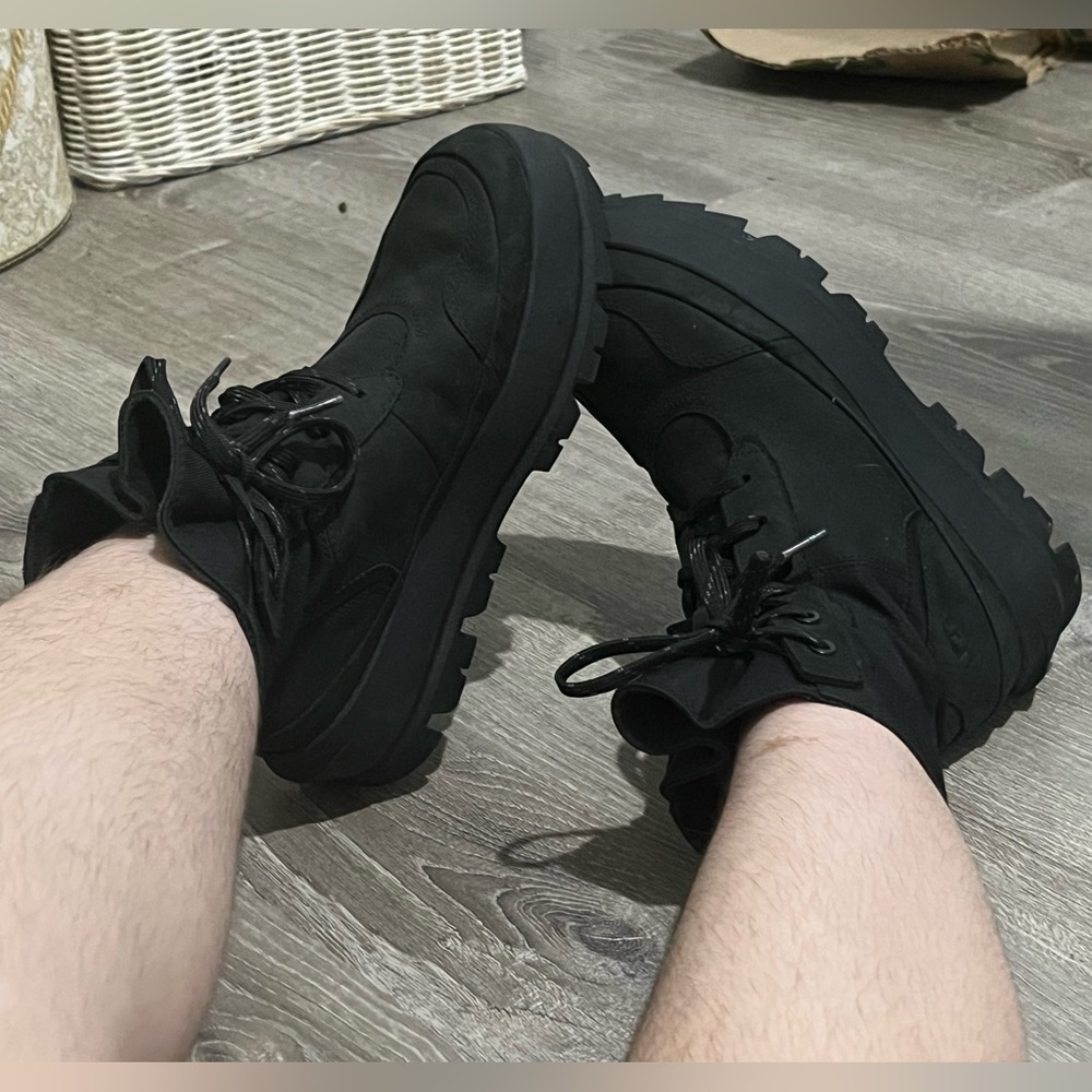 The UGG Lug, Women’s Size 7, Waterproof, Platform Boots